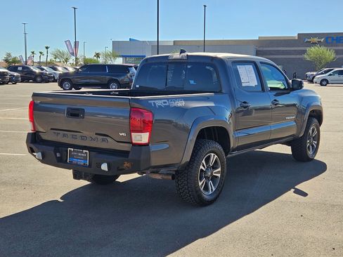 Used 2017 Toyota Tacoma TRD Sport w/ Tow Package (A/T) AWD/4WD image 5