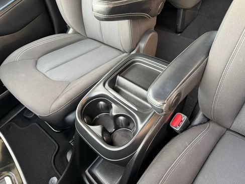 Used 2020 Chrysler Pacifica Touring w/ S Appearance Package FWD image 45