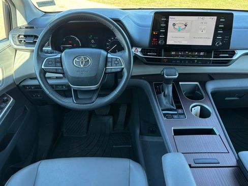 Used 2024 Toyota Sienna XLE image 11