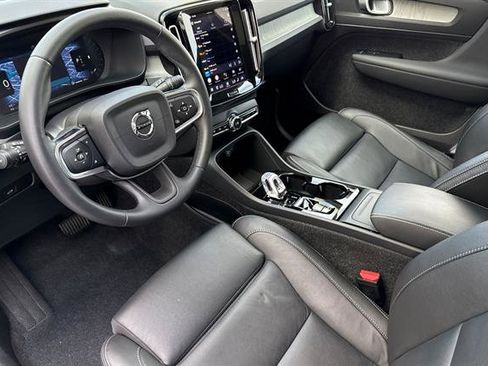 Certified 2025 Volvo XC40 B5 Plus AWD/4WD image 9