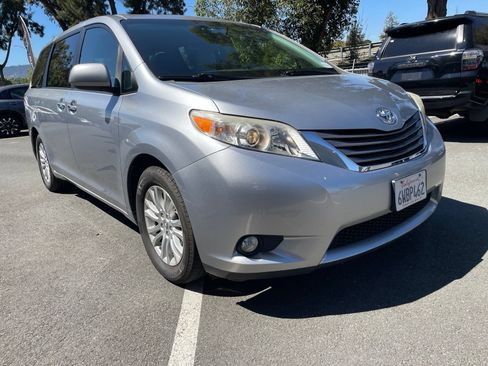 Used 2012 Toyota Sienna XLE w/ XLE Navigation Pkg FWD image 3