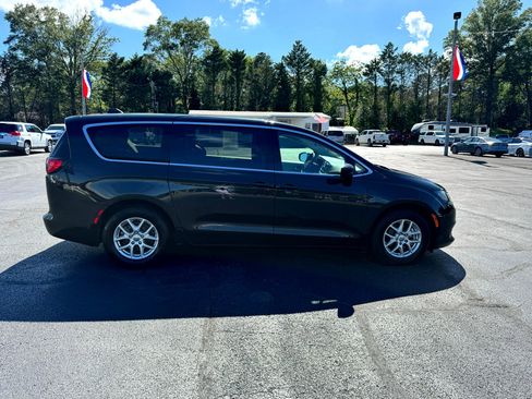 Used 2023 Chrysler Voyager LX image 5