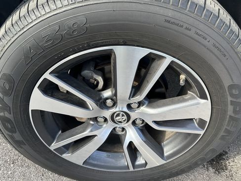 Used 2018 Toyota RAV4 LE image 12
