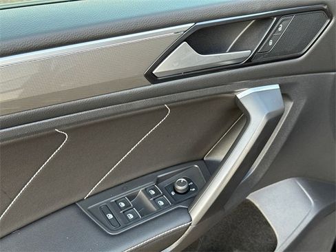 Certified 2022 Volkswagen Tiguan SE R-Line image 40