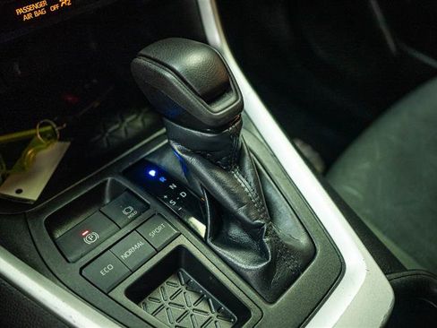 Used 2022 Toyota RAV4 XLE w/ Convenience Package FWD image 21