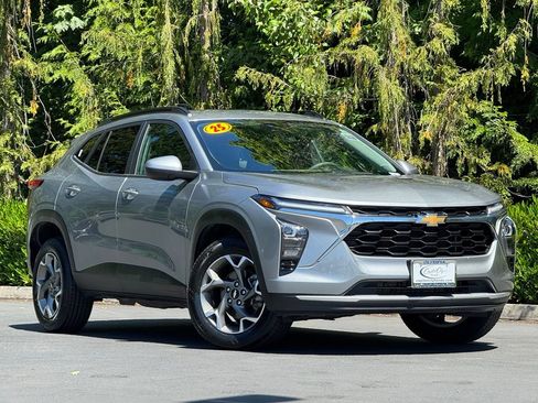 Used 2025 Chevrolet Trax LT FWD image 33