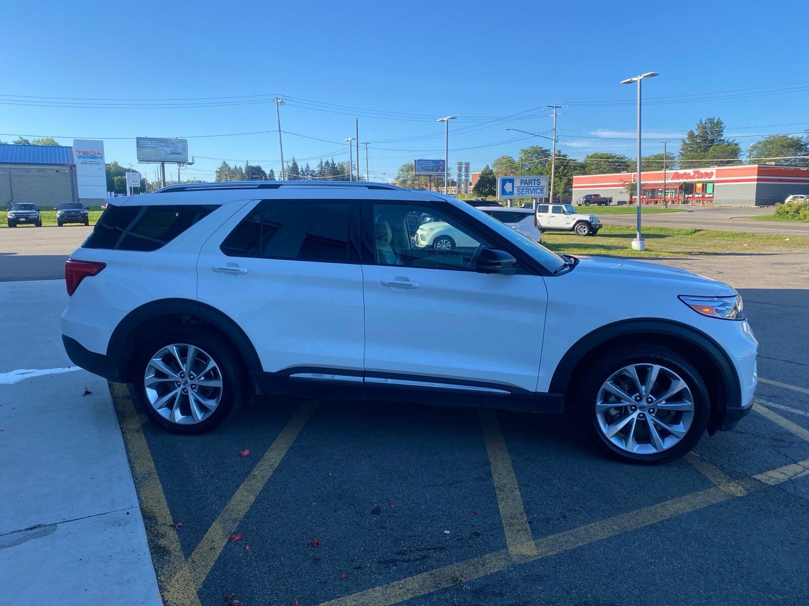 Used 2022 Ford Explorer Platinum w/ Equipment Group 601A AWD/4WD image 7