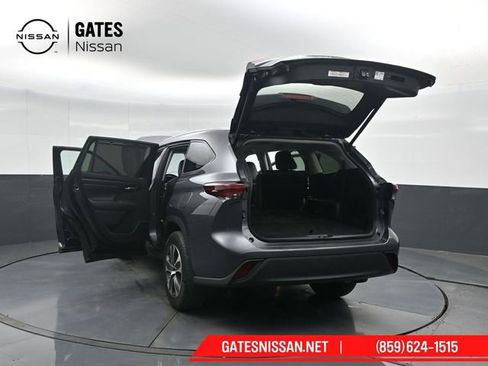 Used 2024 Toyota Highlander XLE AWD/4WD image 60