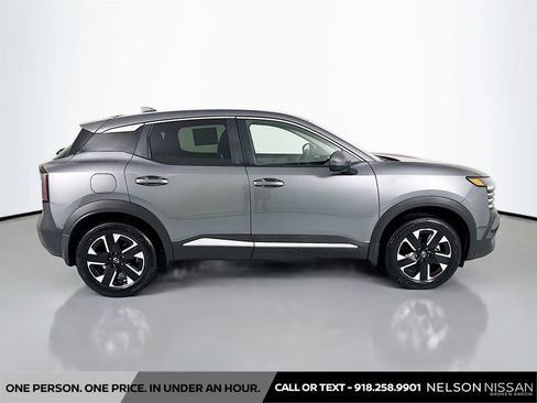 Used 2025 Nissan Kicks SV AWD/4WD image 4