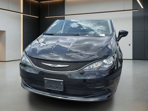 Used 2023 Chrysler Voyager LX FWD image 11