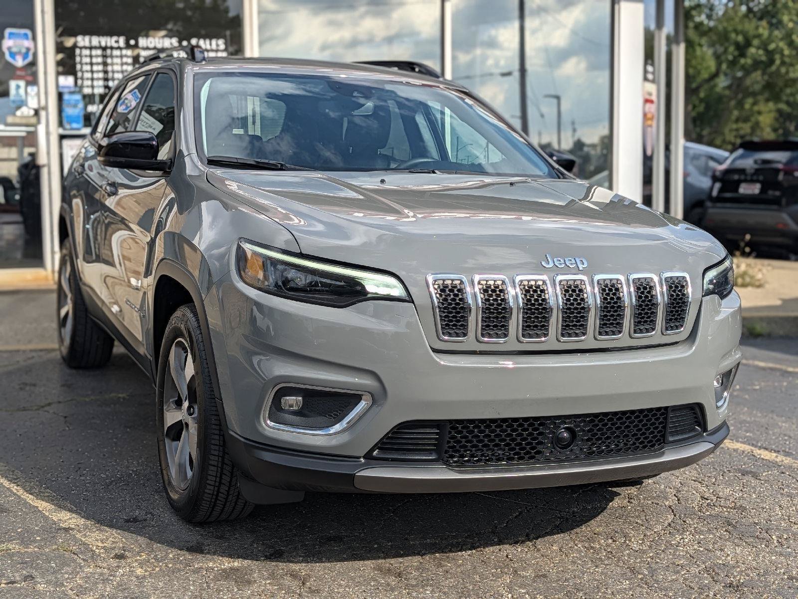 Used 2022 Jeep Cherokee Limited AWD/4WD image 1