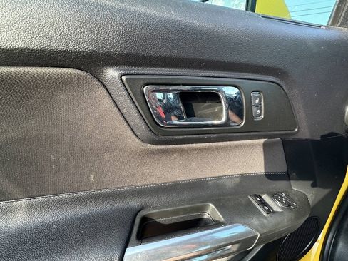 Used 2017 Ford Mustang Coupe RWD image 12