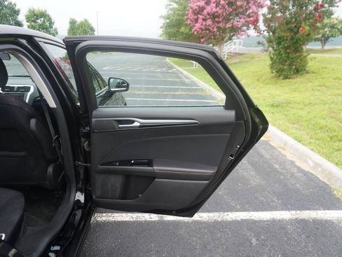 Used 2016 Ford Fusion SE AWD/4WD image 16