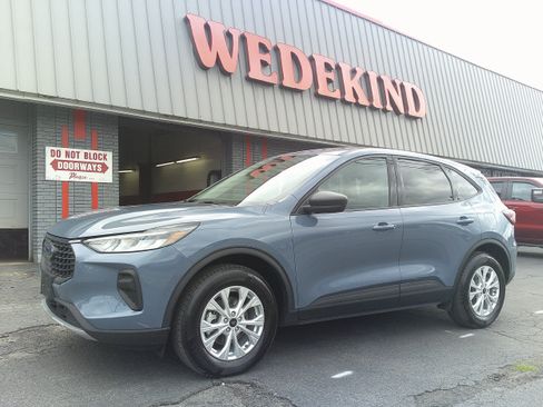 Used 2025 Ford Escape Active AWD/4WD image 2