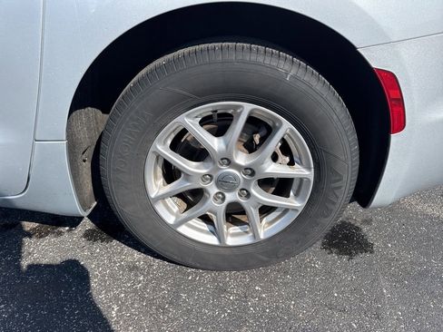 Used 2024 Chrysler Pacifica Touring-L image 9