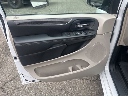 Used 2015 Chrysler Town & Country Touring w/ Driver Convenience Group image 8