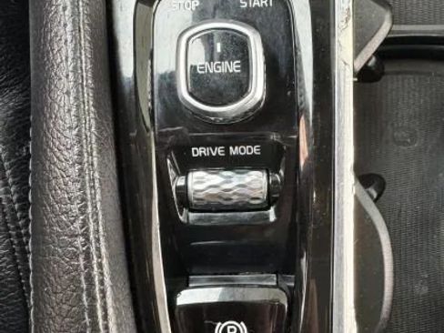 Used 2017 Volvo XC90 T6 Momentum w/ Vision Package image 39