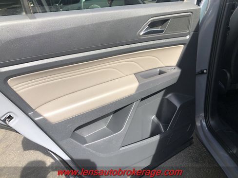 Used 2021 Volkswagen Atlas Cross Sport SE image 16