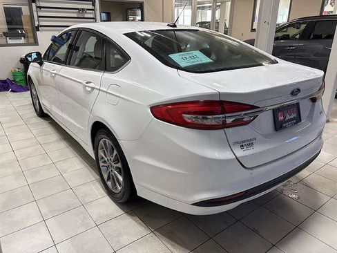 Used 2017 Ford Fusion SE FWD image 2