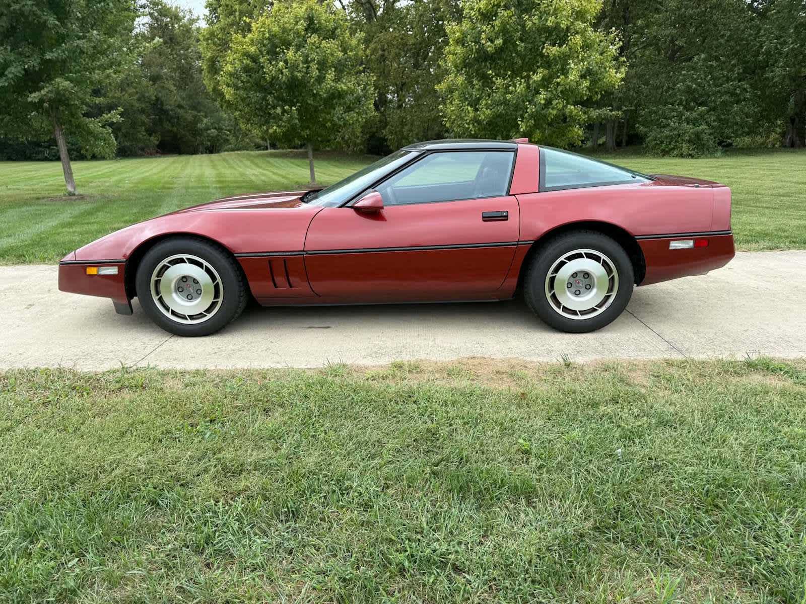 Used 1987 Chevrolet Corvette Coupe RWD image 3