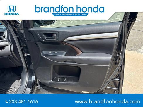 Used 2017 Toyota Highlander Plus AWD/4WD image 8