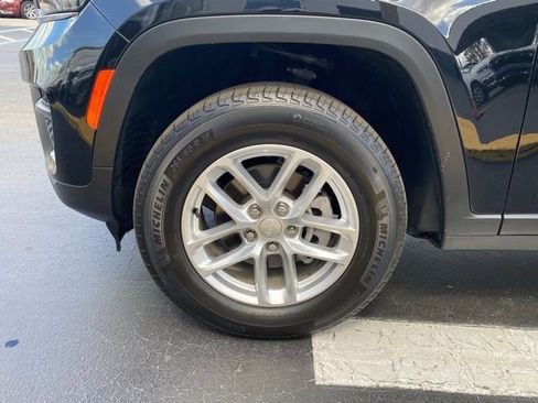 Used 2025 Jeep Grand Cherokee Laredo X w/ Luxury Tech Group I image 11