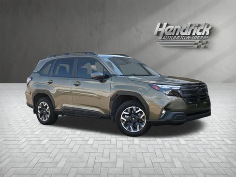 Used 2025 Subaru Forester Premium image 2