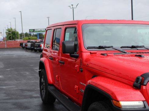 Used 2018 Jeep Wrangler Unlimited Sahara AWD/4WD image 9