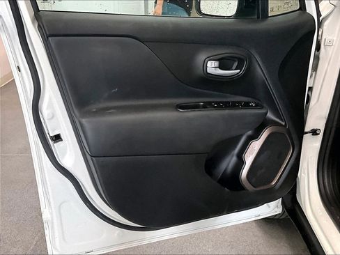 Used 2023 Jeep Renegade Latitude AWD/4WD image 9