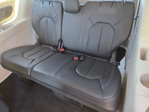 Used 2022 Chrysler Pacifica Touring-L w/ Uconnect Theater Family Group FWD image 12