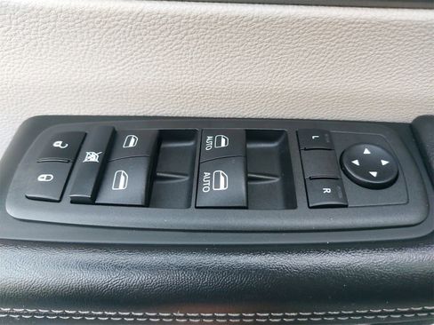 Used 2022 Chrysler Pacifica Touring-L image 36