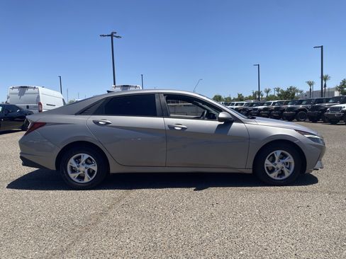 Used 2021 Hyundai Elantra SE FWD image 6