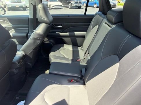 Used 2025 Toyota Grand Highlander FWD image 12