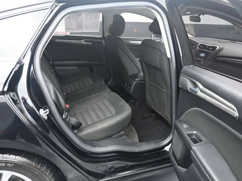 Used 2018 Ford Fusion SE w/ Fusion SE Technology Package image 12