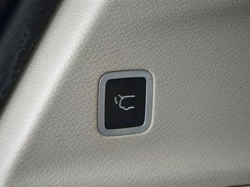 Used 2017 Chrysler Pacifica Limited w/ UConnect Theater Package FWD image 28