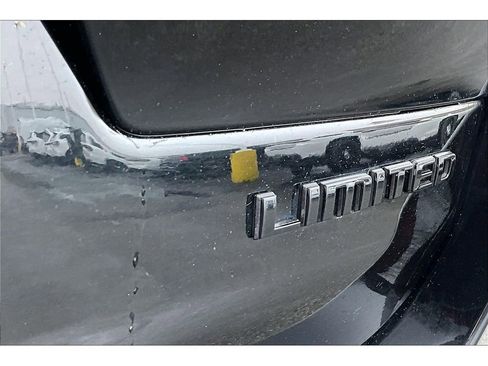 Used 2025 Jeep Grand Cherokee L Limited w/ Luxury Tech Group II image 9