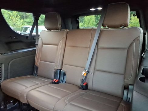 Used 2022 Chevrolet Suburban High Country w/ Premium Package AWD/4WD image 19