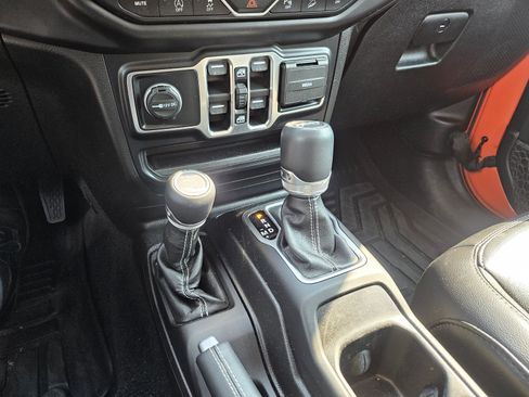 Used 2019 Jeep Wrangler Unlimited Sahara w/ Uconnect 4C Nav & Sound Group AWD/4WD image 14