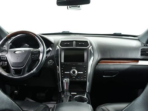 Used 2019 Ford Explorer Platinum AWD/4WD image 7