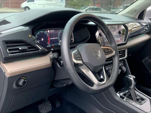 Used 2022 Volkswagen Taos SEL image 18