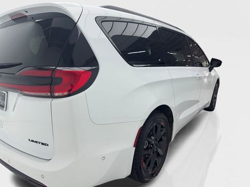 Used 2023 Chrysler Pacifica Limited w/ S Appearance Package FWD image 9