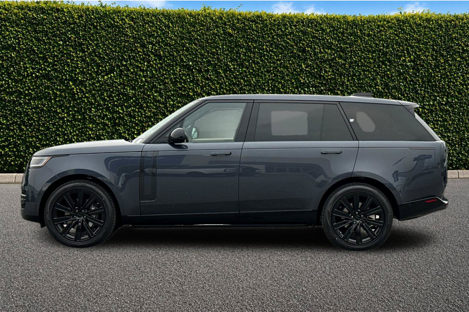 New 2026 Land Rover Range Rover Long Wheelbase SE AWD/4WD image 3