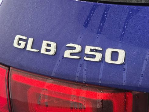 Used 2021 Mercedes-Benz GLB 250 4MATIC w/ Premium Package image 33