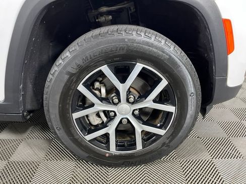 Used 2024 Jeep Grand Cherokee Limited AWD/4WD image 9