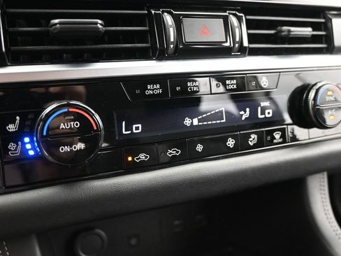 Used 2023 Nissan Pathfinder Platinum w/ Black Appearance Package AWD/4WD image 16