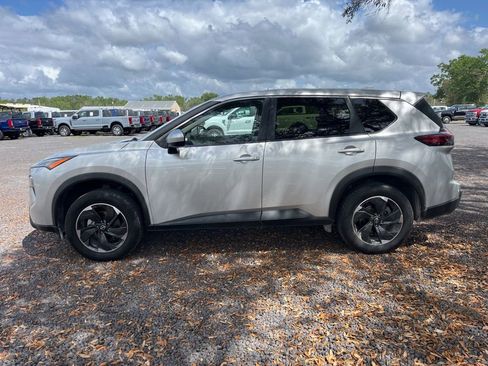 Used 2024 Nissan Rogue SV image 2