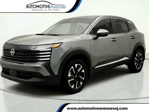 Used 2025 Nissan Kicks SV AWD/4WD image 1