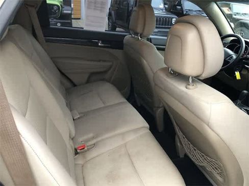 Used 2011 Kia Sorento LX image 28