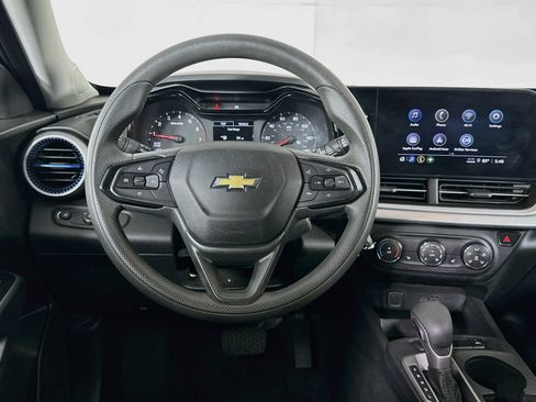 Used 2025 Chevrolet Trax LS w/ LS Convenience Package FWD image 18