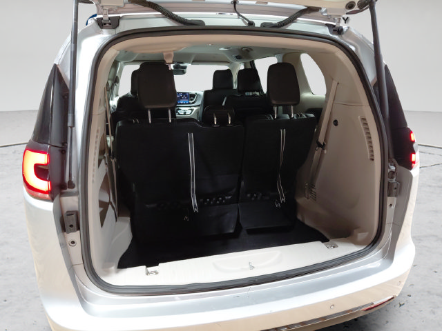 Used 2024 Chrysler Pacifica Touring-L FWD image 18